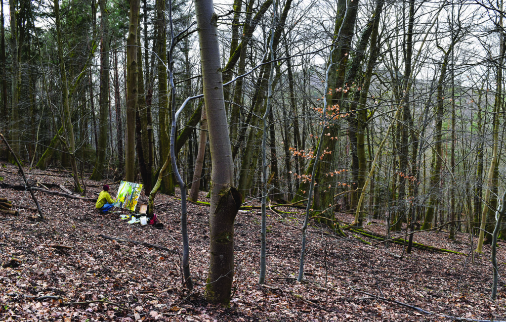 photo de Marie-Jo en train de faire de la peinture dans la forêt